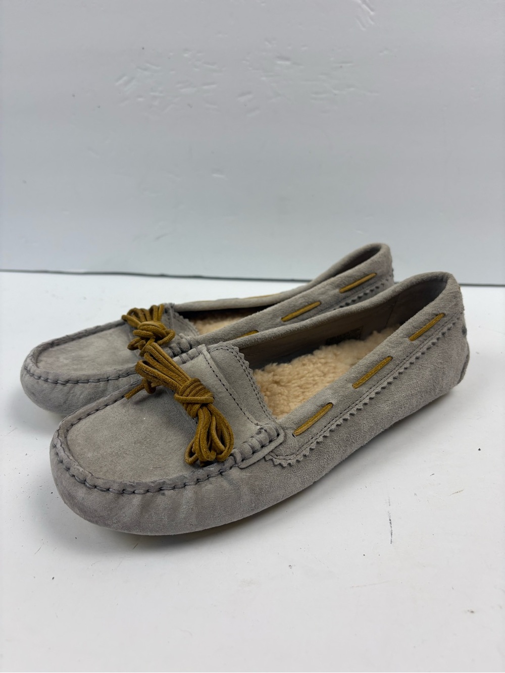 UGG Women’s Gray Moccasin Slippers Shearling/Sheepskin Lined Bow US 7